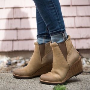 Sorel Chelsea beach suede wedge